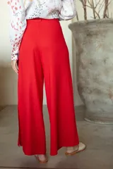 Pantalón wide leg color azul con bolsillos delanteros y traseros, cintura alta y terminaciones desflecadas.