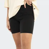 Calza corta de lycra negra, tiro alto y corte ajustado.