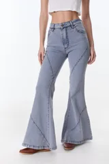 Pantalón de jean celeste con corte acampanado y costuras diagonales.