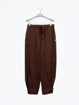 Pantalón estilo cargo color crudo, confeccionado en lino tencel. Cuenta con bolsillos laterales y elástico en la cintura.