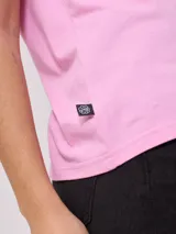Remera blanca de algodón, corte clásico.