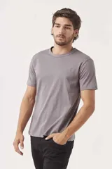 Remera gris de corte clásico con cuello redondo y mangas cortas.