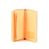 Billetera tipo fichero de color gris con detalles en amarillo, confeccionada en cuero sintético. Presenta un diseño con cierre perimetral, correa de mano desmontable y logo circular de la marca XL Extra Large en el frente. El interior cuenta con múltiples compartimientos para tarjetas y billetes, además de un bolsillo interno con cierre.