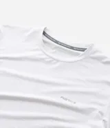 Remera deportiva de hombre con cuello redondo y manga corta, confeccionada en tejido jacquard blanco con un patrón abstracto sutil en relieve. Posee tecnología Dry para mayor transpirabilidad y un pequeño logo estampado en el pecho.