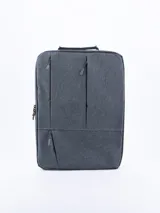 Mochila gris con múltiples bolsillos con cierre y asa superior. Ideal para transportar una laptop y otros objetos personales.
