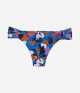 Bikini con corpiño con aro y bombacha con laterales drapeados, con estampado floral en tonos azules, violetas, naranjas y blancos.