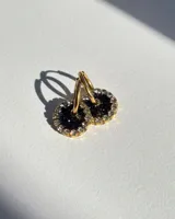 Par de aros dorados con dije circular de resina color terracota con glitter y borde de strass.