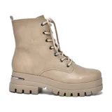 Bota de caña media color beige, con cordones y suela track.