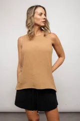 Musculosa color camel, de algodón, con botones en el lateral.