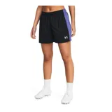 Short deportivo Under Armour Challenger Knit negro con logo blanco en la pierna izquierda.