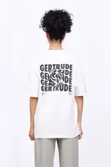 Camiseta básica de cuello redondo, corte recto y manga corta en color negro.