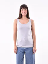 Musculosa interior gris de algodón con breteles finos.