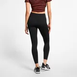 Calza larga deportiva Nike One Luxe, color negro, de tiro alto y corte ajustado.