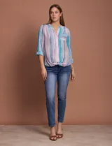 Blusa estampada con cuello a la base, escote en V y botones. Delantera con bolsillo aplicado. Largo de manga regulable con presilla y botón. Terminación anudada opcional.