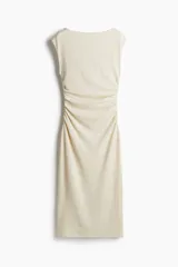 Vestido midi color crema, de punto arrugado, con mangas japonesas, escote barco y laterales fruncidos que crean un efecto drapeado.