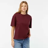 Remera de cuello redondo color borgoña, corte holgado y mangas cortas con dobladillo.