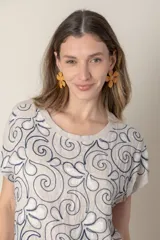 Remera verde con estampado de hojas en azul marino, de lino en el frente y algodón en la espalda.