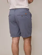 Bermuda azul de algodón y lino con cordón en la cintura.