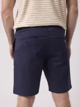 Bermuda color beige de corte recto.