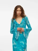 Camisa celeste con estampado de flores, cuello en V, cierre de cordón y volantes en los puños.