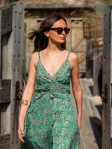 Vestido largo de seda con estampado floral en blanco y negro, breteles finos ajustables, escote en V y corte a la cintura con lazo.