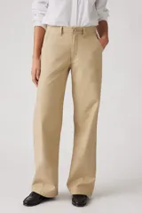 Pantalón de gabardina color beige, de corte recto y tiro alto.