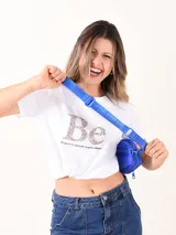 Riñonera azul con correa larga regulable, cierre superior y bolsillo frontal con cierre y diseño acolchado.