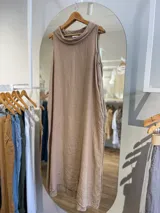 Vestido largo celeste de lino, corte recto y cuello buche.