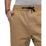 Short cargo color beige con bolsillos laterales y traseros, cierre con cremallera y botón, cintura elástica con cordón. Etiqueta tejida con logo CAT en el bolsillo izquierdo.