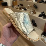 Sandalias bajas de cuero vacuno color negro, con suela de goma y horma de punta redonda. Producto de horma chica, se recomienda pedir un talle más.