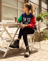 Borcego de gamuza color verde militar con elásticos laterales negros, cordones negros y suela de goma negra con plataforma.