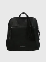 Mochila Hush Puppies negra con detalles en ecocuero. Tiene un compartimento principal con cierre, un bolsillo frontal con cierre y dos bolsillos laterales abiertos. Incluye un llavero decorativo con flecos.