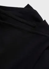 Camiseta blanca de manga larga con cuello barco.
