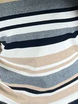 Remera de manga corta a rayas en blanco y negro, de corte holgado.