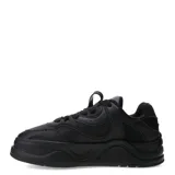 Zapatillas deportivas negras con suela gruesa y cordones.