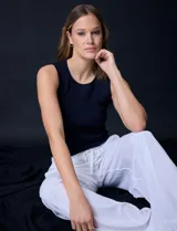 Musculosa color beige en tejido acanalado, marca Tahari, con cuello a la base y sin mangas.
