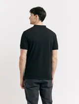 Remera manga corta con cuello mao y media botonadura, color azul.