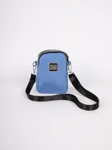 Cartera de color fucsia con tres compartimentos, ideal para llevar lo esencial, con correa desmontable y regulable.
