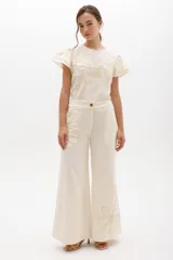 Pantalón ancho y fluido de lino color negro, con bordado artesanal en el bajo de la pierna.