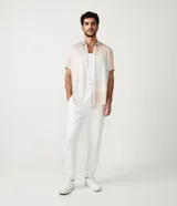 Camisa de manga corta con cuello camisero, corte slim y cierre abotonado. Diseño con efecto degradado en tonos pastel. Confeccionada en viscosa texturizada.