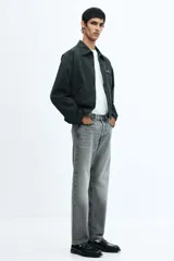 Pantalón jean gris de corte recto y tiro medio, con cierre de botón.