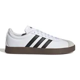 Championes Adidas VL Court Base blancos con detalles en negro y suela marrón. Presentan las tres tiras características de la marca en los laterales y puntera de gamuza gris.