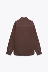 Camisa marrón de manga larga con cuello solapa, bolsillo de parche en el pecho y cierre frontal con botones.