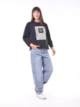 Remera marrón de manga larga con estampado rectangular con una figura femenina y la frase "Autumn Memories".