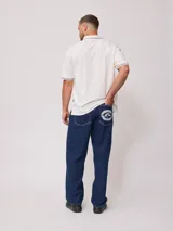 Jean de mezclilla azul oscuro, corte loose fit, con costuras contrastantes en color blanco.