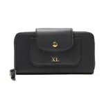 Billetera tipo acordeón de material sintético (PU) color marrón oscuro (habano), con cierre perimetral metálico. Presenta un bolsillo frontal con tapa y botón a presión, donde se encuentra el logo 'XL' en dorado. El interior es textil y cuenta con múltiples tarjeteros, compartimentos para billetes y un monedero interno con cierre.
