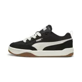 Championes urbanos Puma Park Lifestyle Street, color negro con detalles en blanco y suela color caramelo.