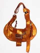 Cartera bandolera de cuero color verde oliva con efecto desgastado. Tiene forma de media luna, asa larga regulable, cierre superior con cremallera y broche imán metálico.