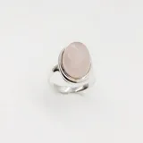 Anillo de plata 925 con una piedra central de cuarzo rosa, tallada en forma ovalada y engastada en un bisel simple.