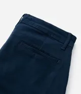 Pantalón skinny de sarga color gris, con cierre de botón y cremallera, cintura con trabillas y bolsillos.